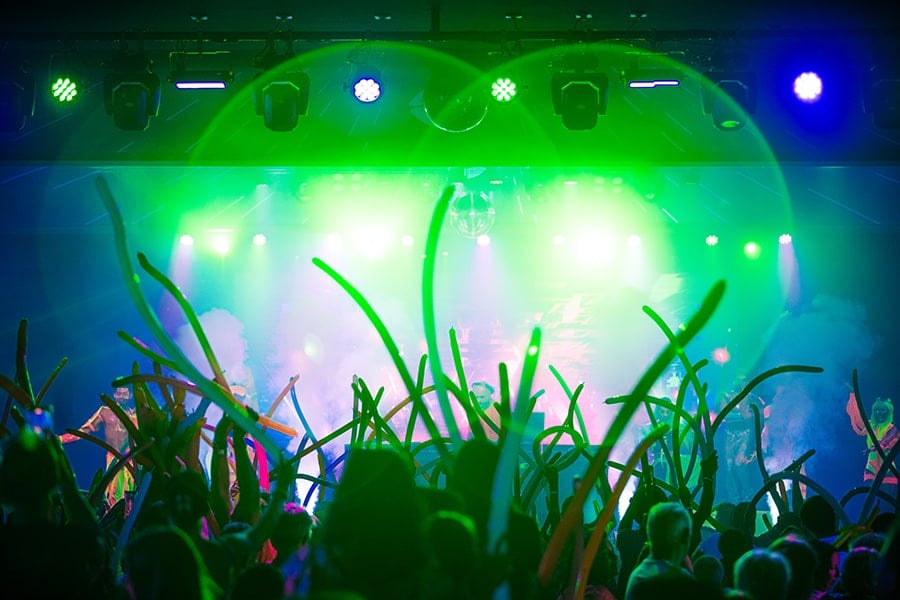 Fiesta neón en el recinto RIU Party de Punta Cana